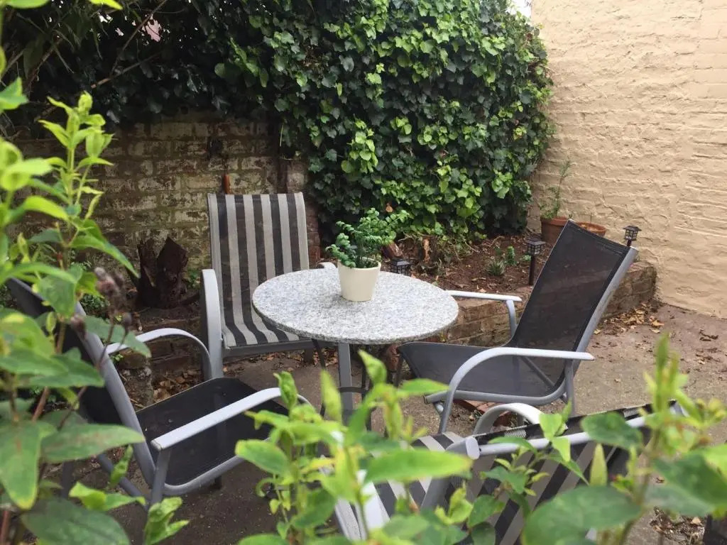 Entire 2-Bedroom House with Garden