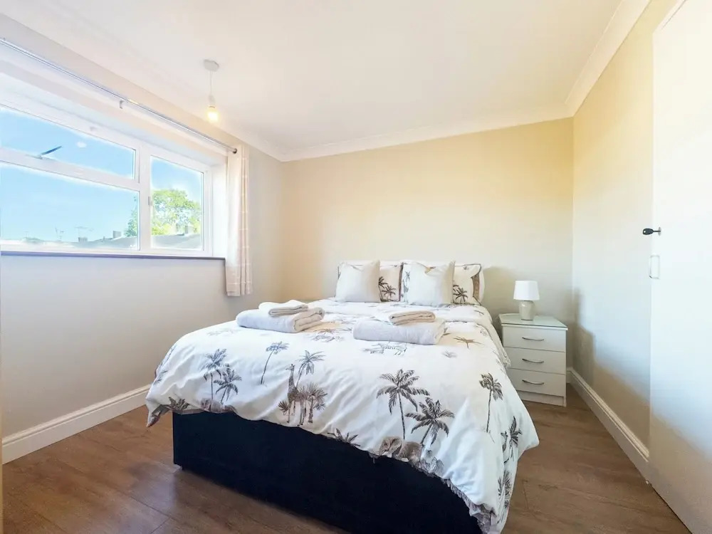 House - Sleeps 7, Private Garden & Parking