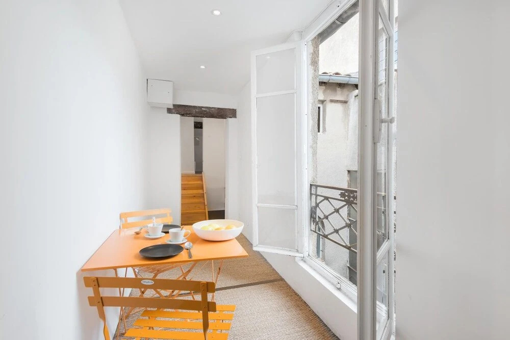 Cosy Duplex Overlooking the "rue de la Loge"!