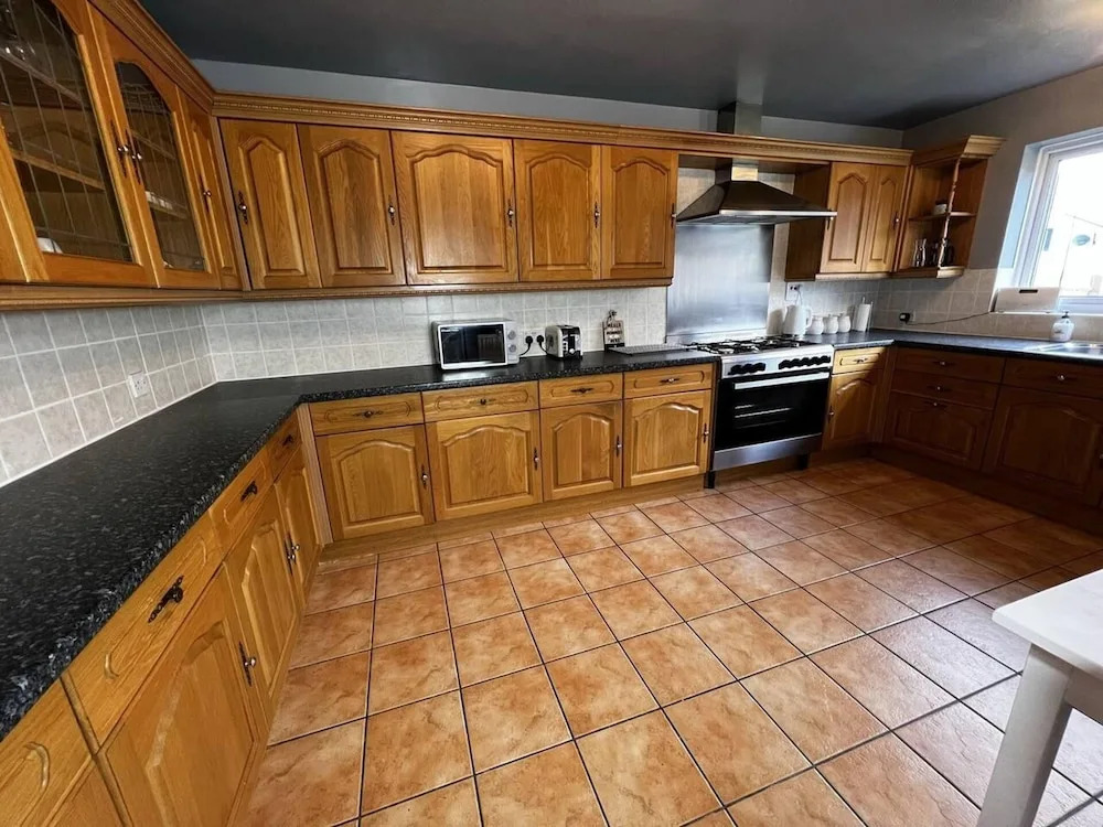 Charming 4-bed House in Cheltenham, Free Parking