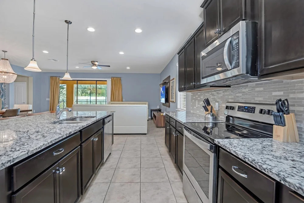 Perfect Location, Beautiful and Spacious 8BD Home, Free Waterpark! #8so884
