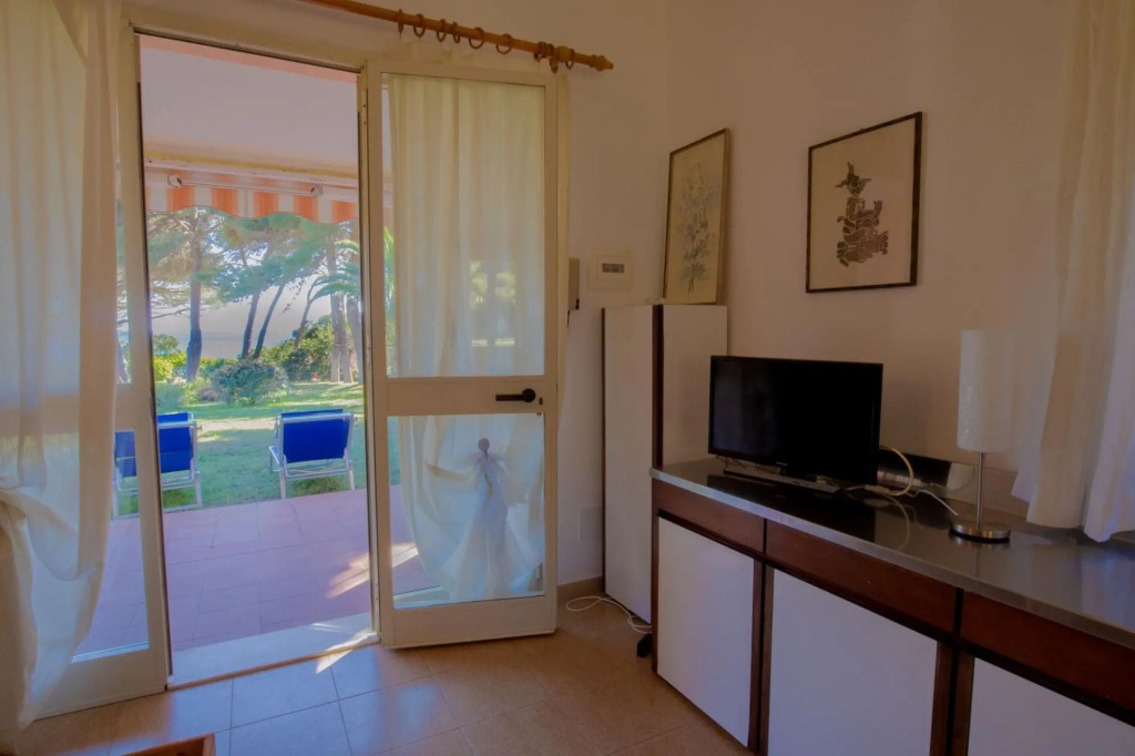 Villa Norsi immersed in an oasis of peace and tranquillity with direct access to the beach.-Villetta Norsi