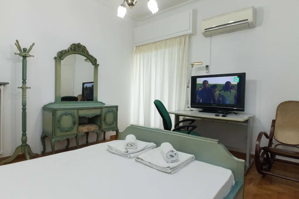 Koukaki Vintage Look 2BR Apt w Balcony