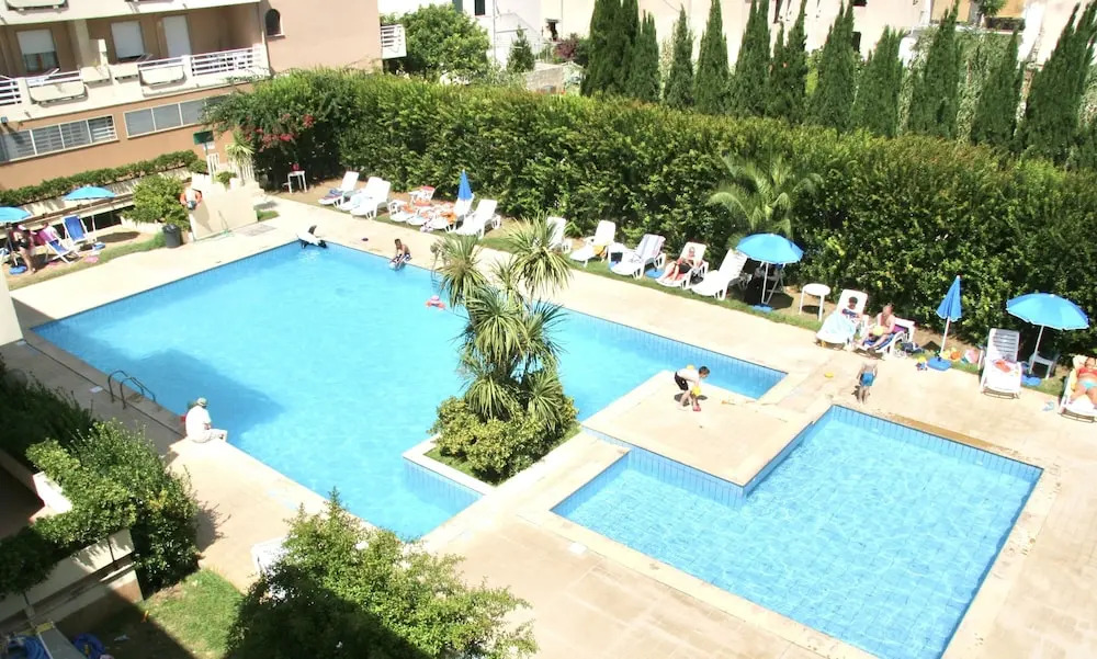 Residence with pool on the promenade