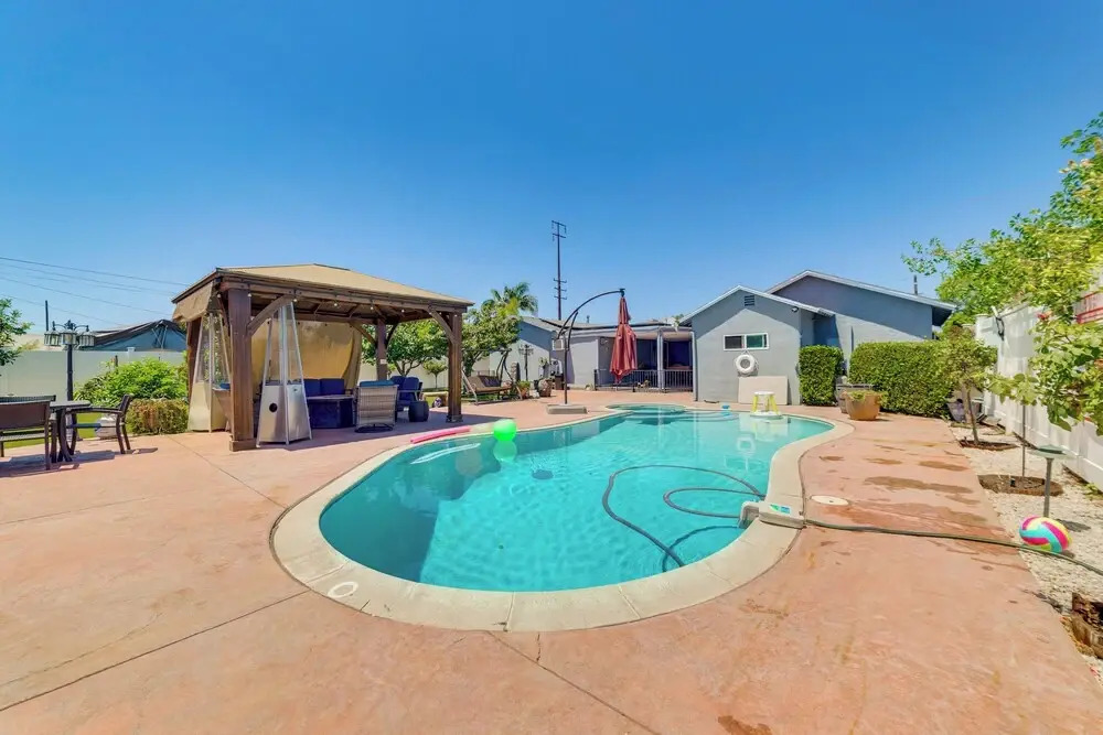Game Room, Pool! Family Home 25 Mi to Disneyland