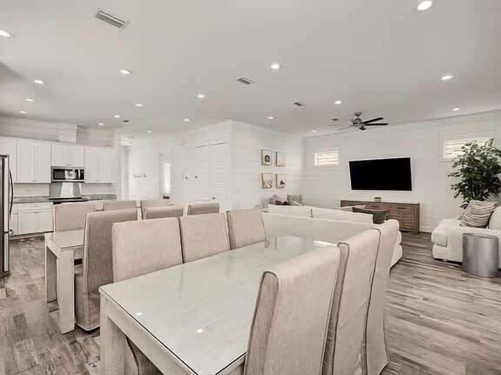 Costal Style 3-story W 7BR and Near the Beach