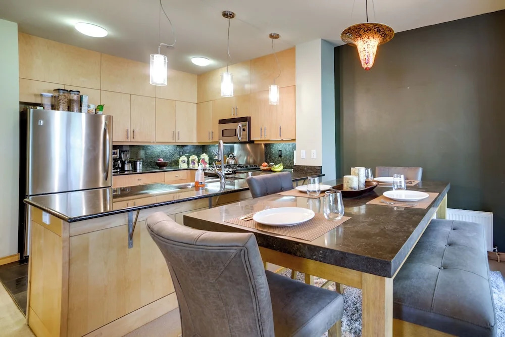 Mammoth Lakes Condo w/ Fireplace: Near Skiing!
