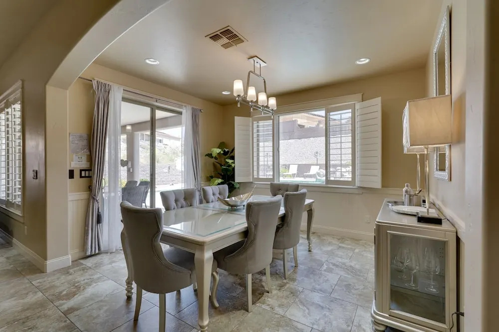 Home Theatre & Pool: Lake Havasu Retreat