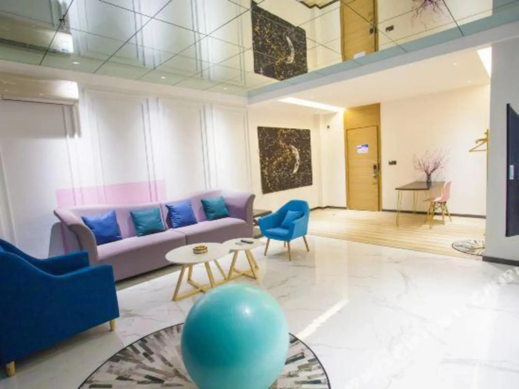 Deep Blue Art Hotel