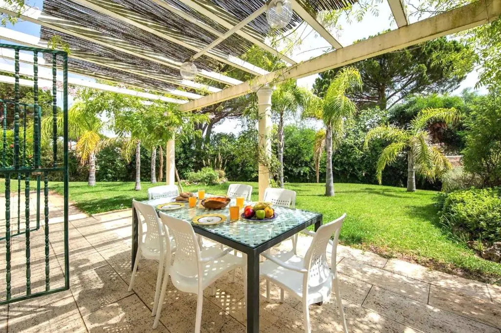 A stylish villa with a private pool, short drive from the centre, free AC Wifi