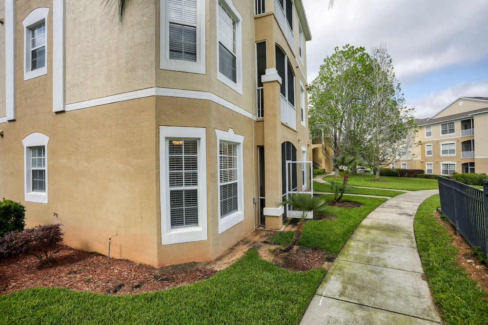 Windsor Palms Townhome With Wifi, AC, Screened Patio, Pool, hot Tub, & Tennis