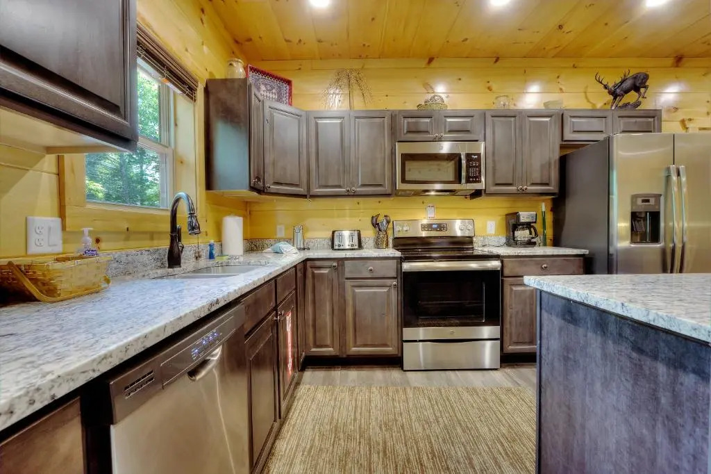 Luxury 5bed/6ba Cabin: Theater, Pool Room, Hottub!