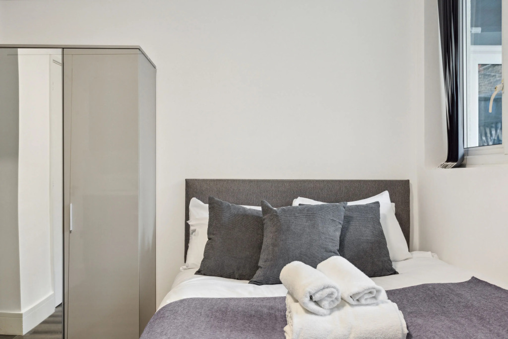 STH Sutherland Avenue Apartment