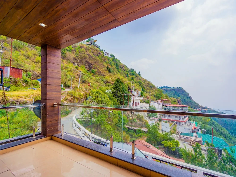 OYO 14018 Home Doon View 3BHK Barlowganj