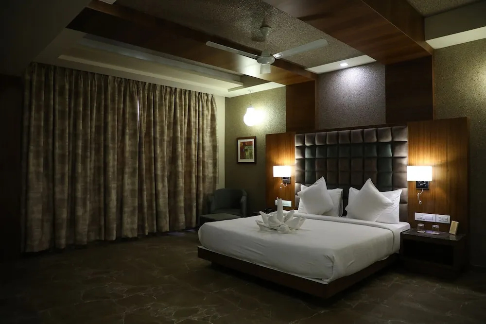 Neel's City Resort