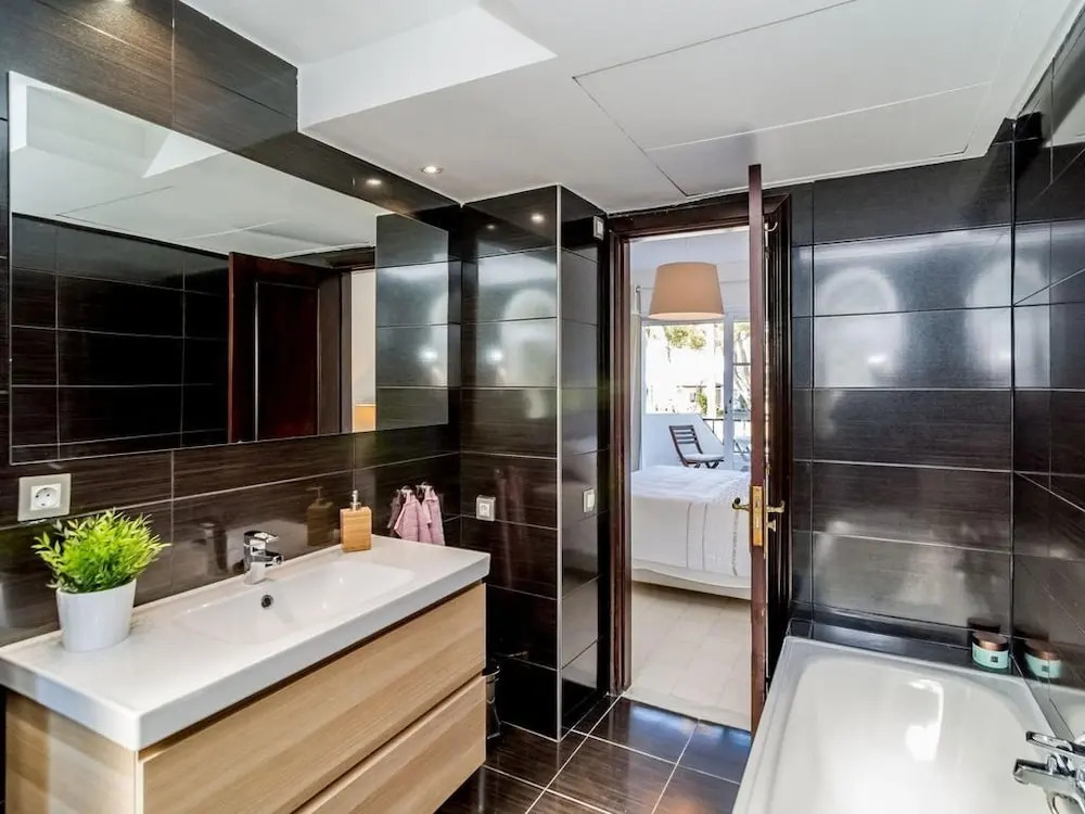 SE-Spacious townhouse in Nueva Andalucia Roomservice
