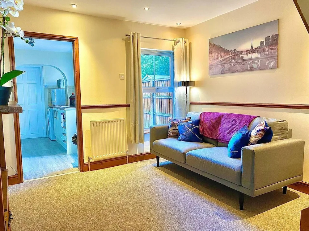 Stunning 3-bed House in Bedford, Quiet Location