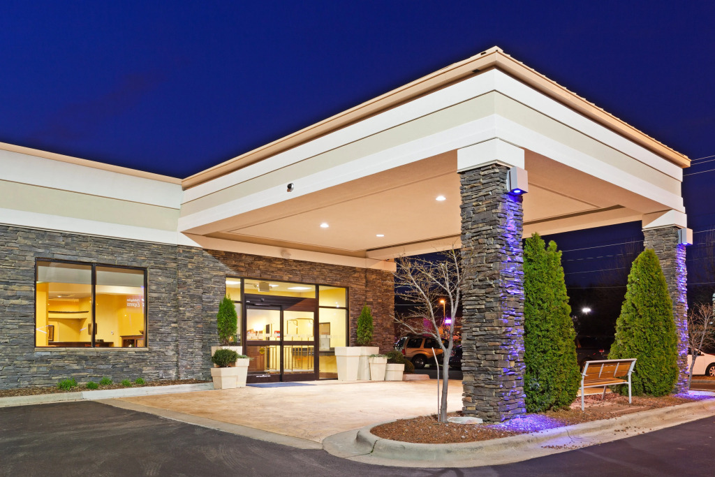 Holiday Inn Express & Suites Greensboro - I-40 atWendover by IHG