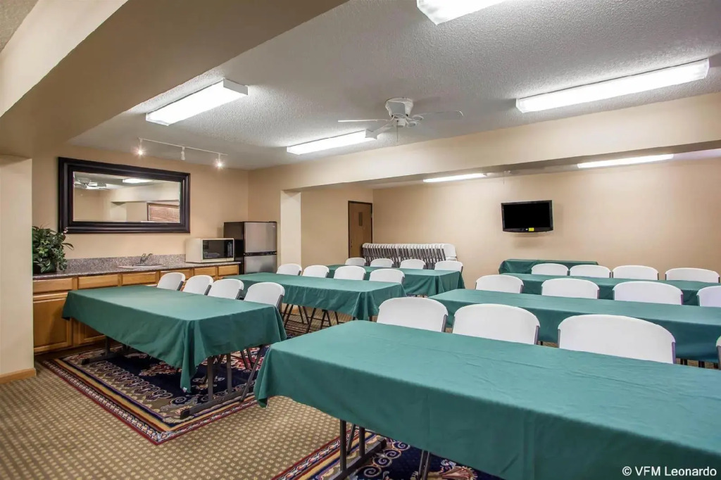Clarion Pointe Bettendorf - Quad Cities