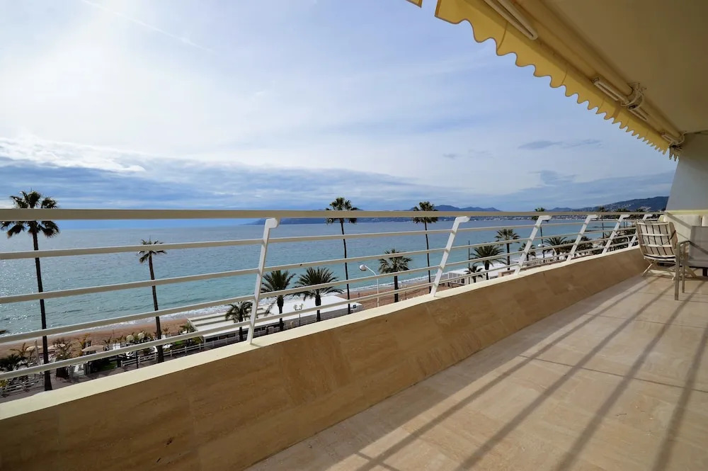 Wonderful seafront Apartment - 3-bedroom
