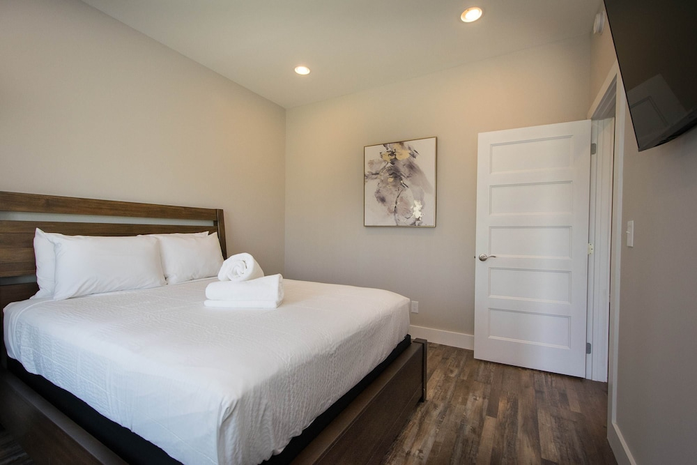 Lower Level Retreat w Free Tix Private Cozy