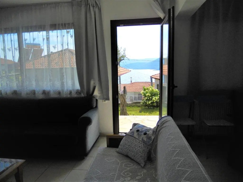 Doras House comfortable apartment with a yard and view