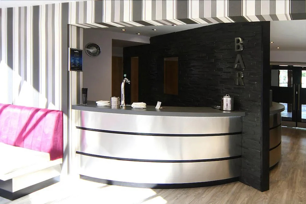 Damon’s Hotel