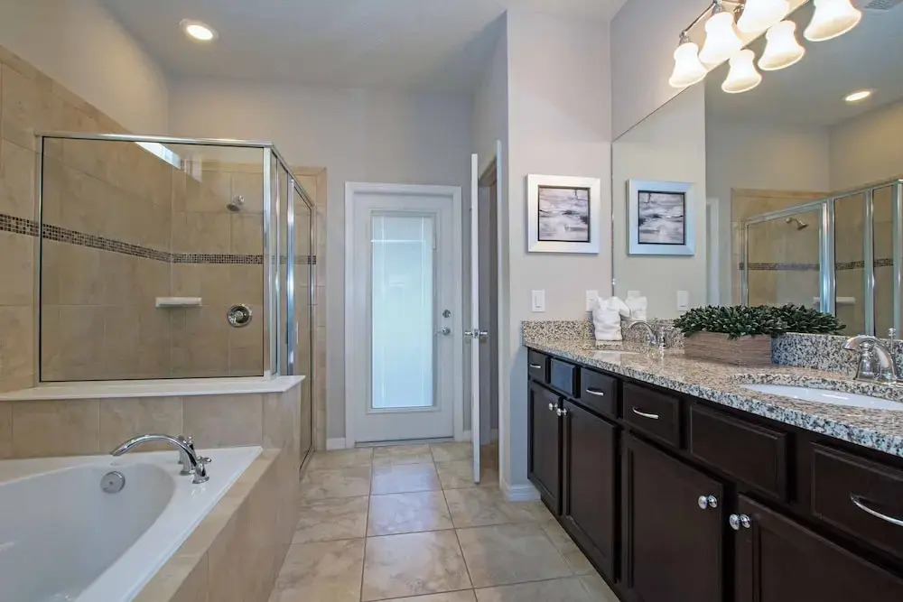 Home 8 Bdrm at Windsor Westside With Top Amenities