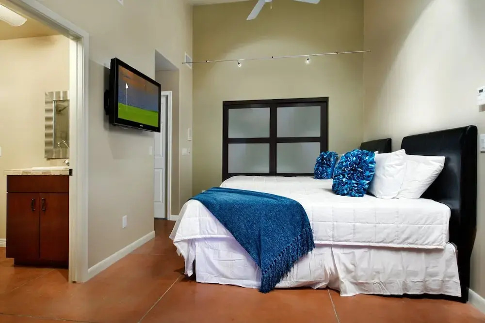 AZ Oasis! Heated Pool & Spa - Sport Court & Putting Greens Pool Table & Games!