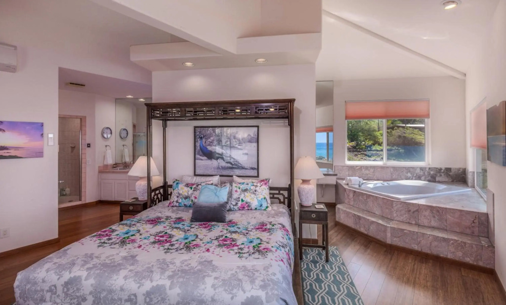 Alii Point Spacious and Private Oceanfont Villa with A/C