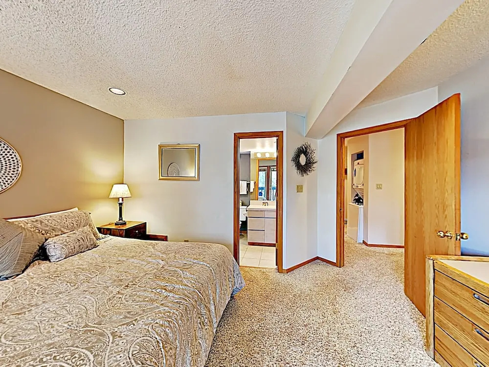 Creekside Townhouse #300 - 3 Br townhouse by RedAwning