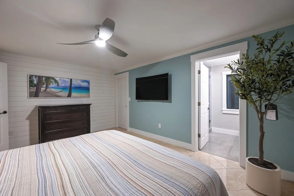 Tropical Naples Hideaway - 1 Mi to Beaches!