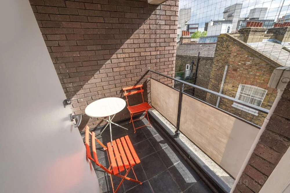 Apartment 8, County House, Central London