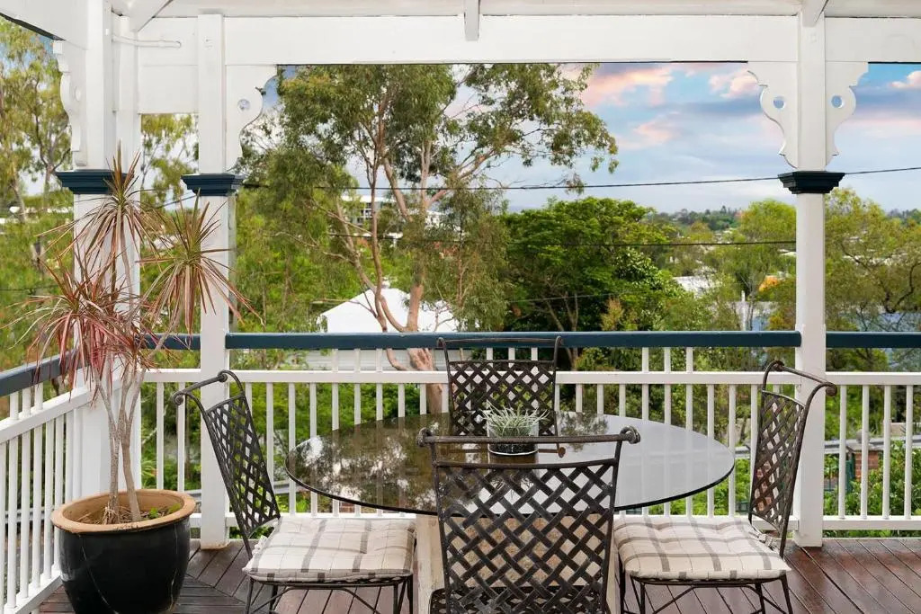 The Indooroopilly Queenslander - 4 Bedroom Family Home - Private Pool - Wifi - Netflix