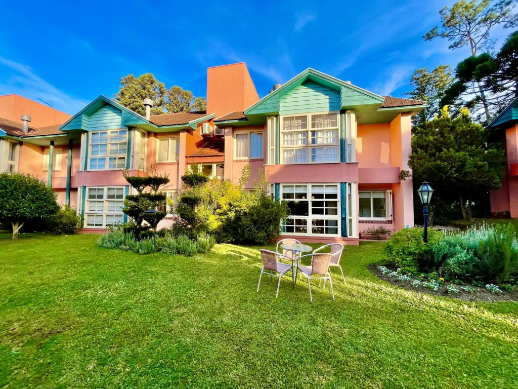 Apartamento Belo Jardim! Com LAREIRA 500 metros do LAGONEGRO, VISTA para Jardim em CONDOMINIO FECHAD0 com GARAGEM e Wi-Fi e PETFRIENDLY
