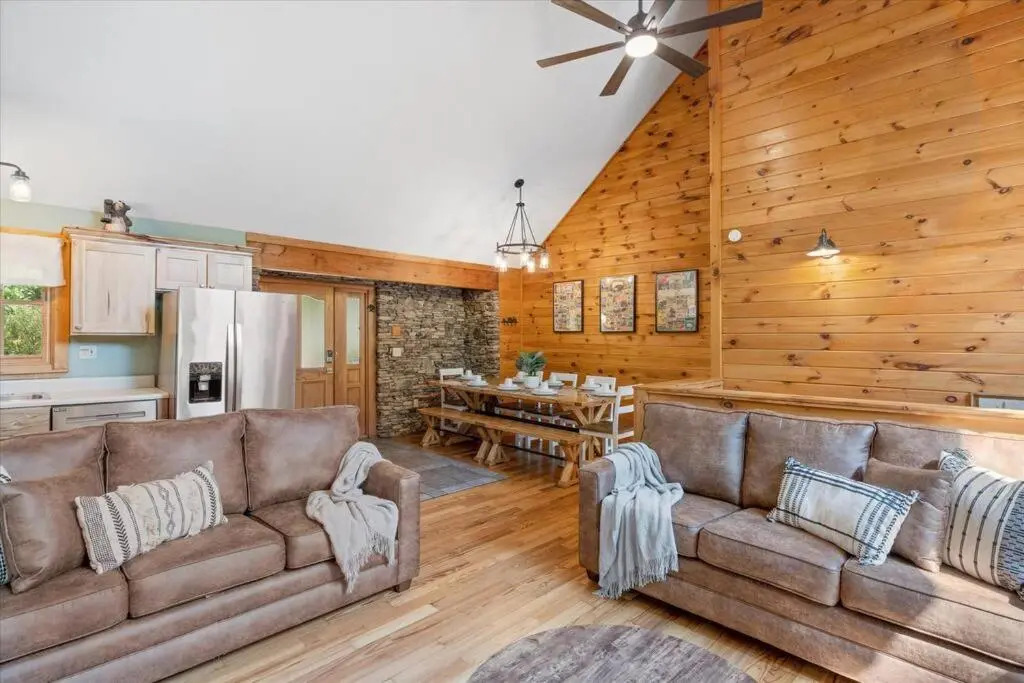1 min to the Parkway SPACIOUS cabin w 3 master suites & 4th bedroom