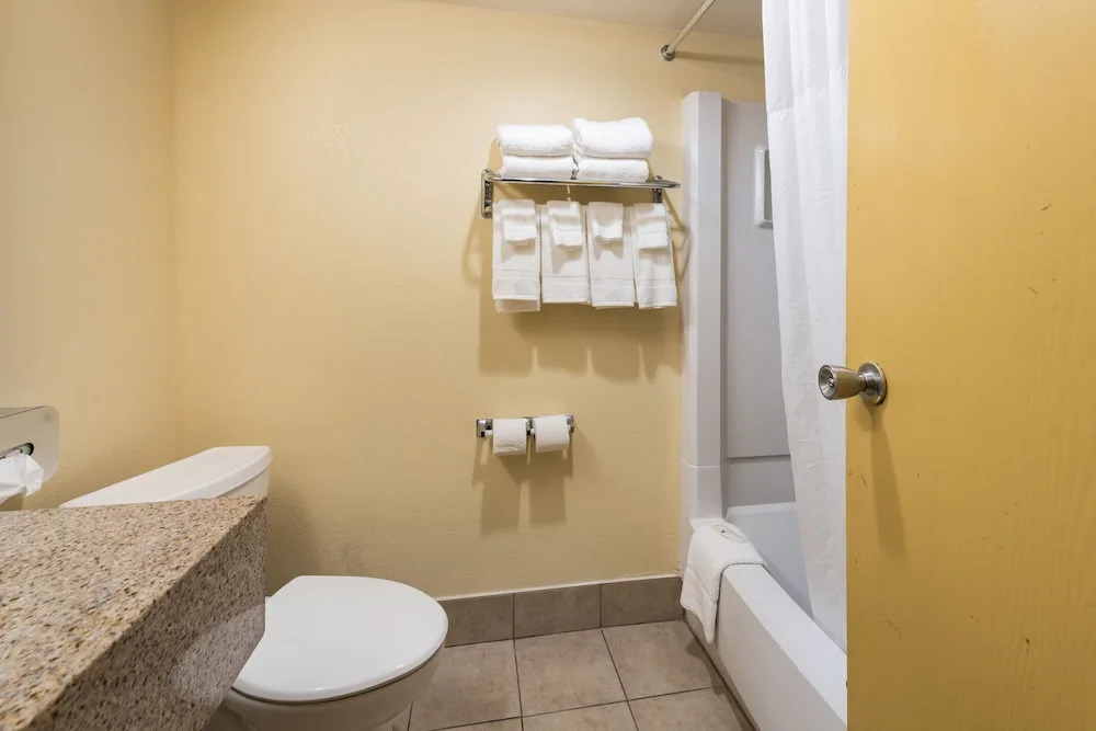 Days Inn & Suites Cincinnati