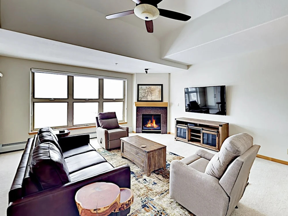 Lakepoint #708 - 3 Br Condo