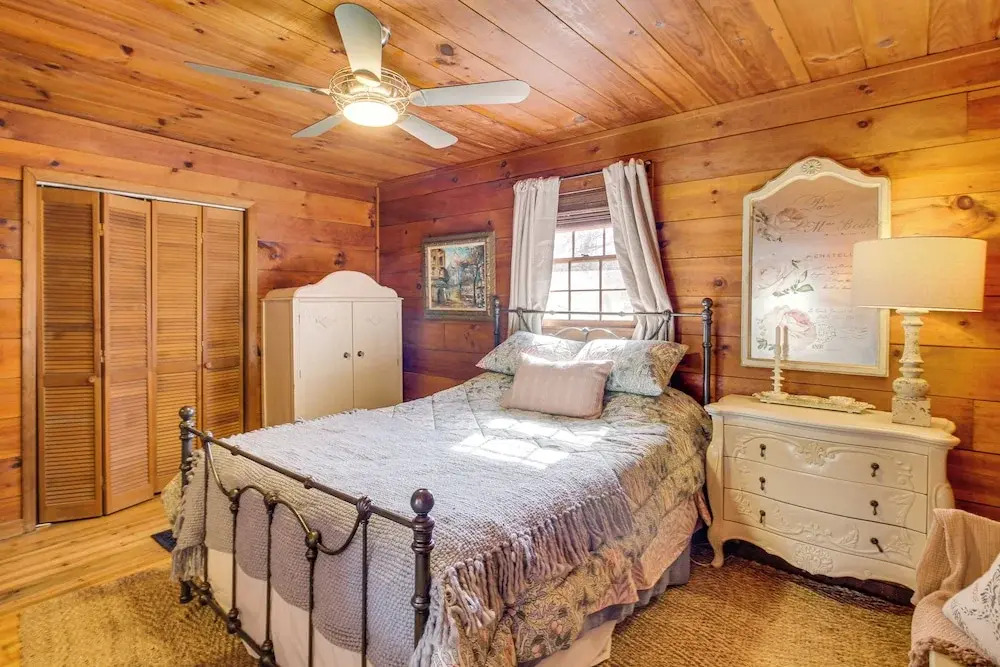 3 Mi to Dtwn Ellijay: Tree-lined Cabin w/ Deck!