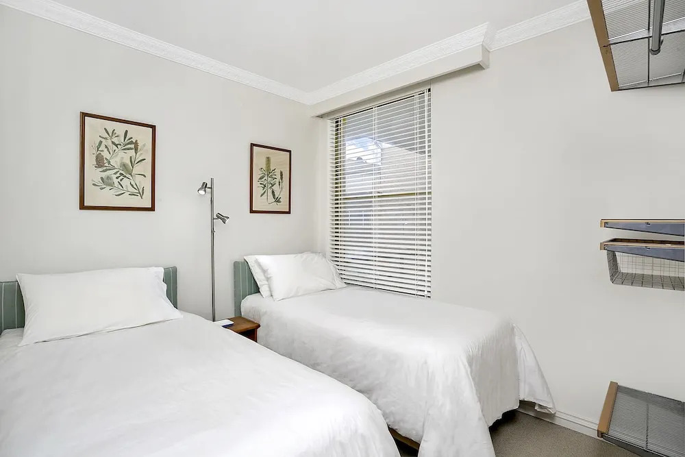 Sunny and Spacious Two Bdr Apt - SPF13