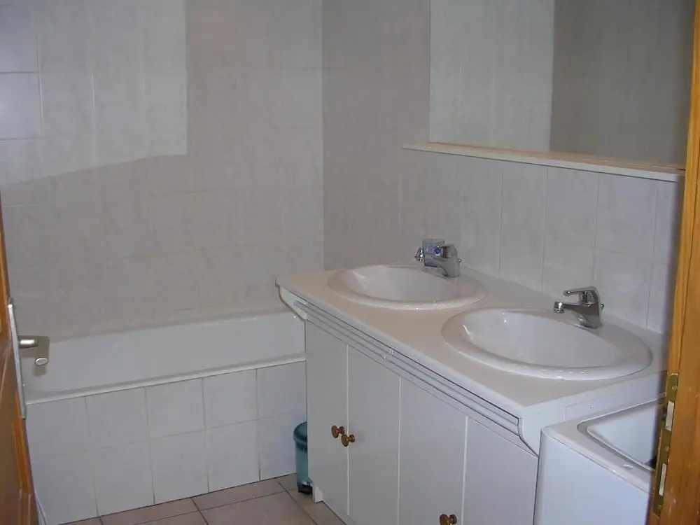 4 Rooms 8 People 3 Exposed South-west