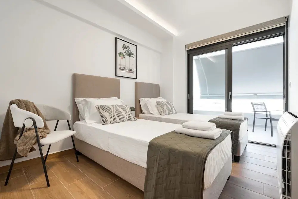 Comfy Apt terrace and parking 800m to old town and beach