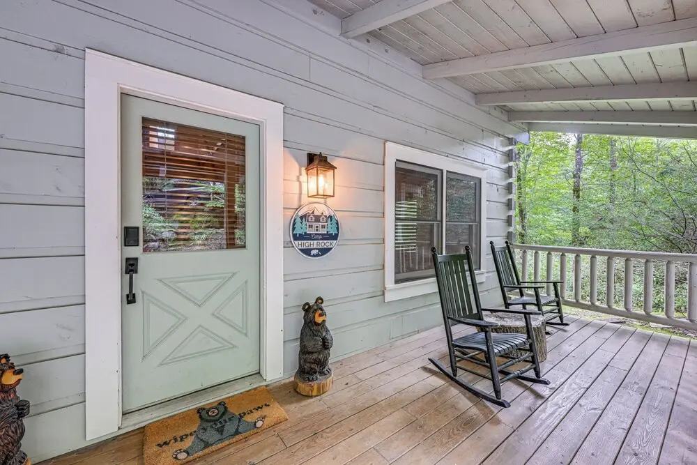 Cozy Retreat w/ Deck & Sapphire Resort Access!