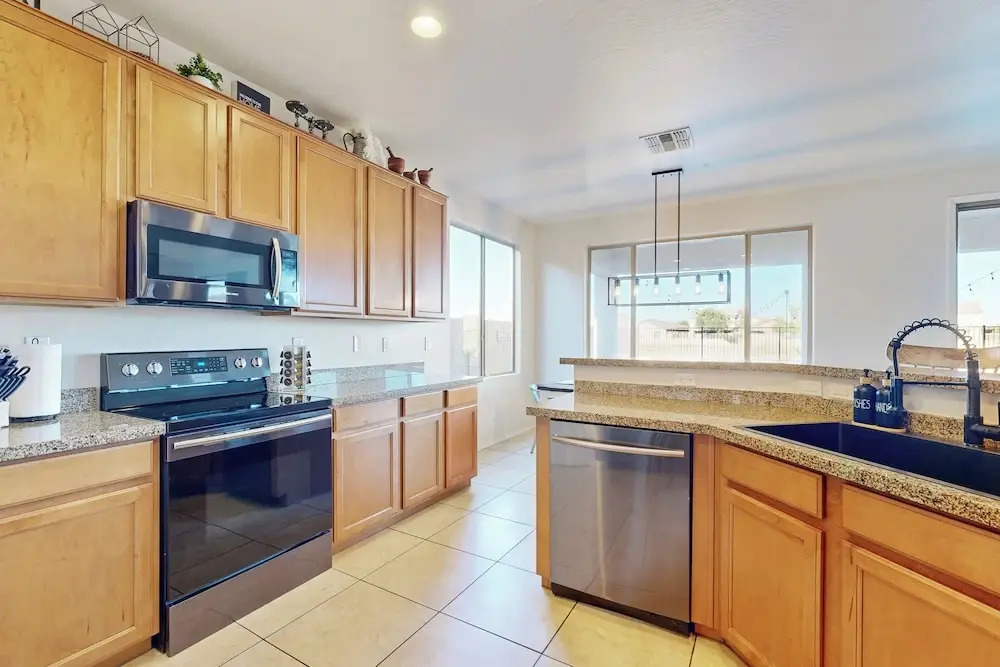 Hot Tub & Game Room: Poolside Paradise in Phoenix!