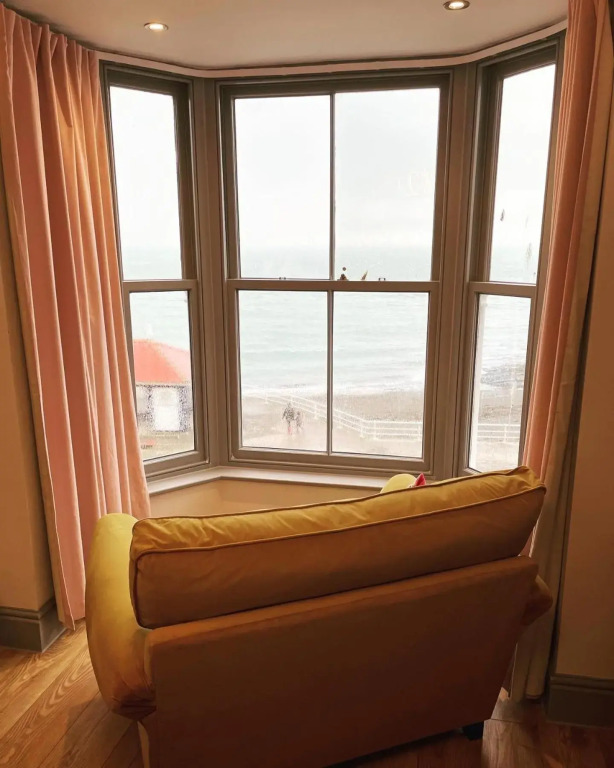 Sea View Modern Apartment - Sleeps 2