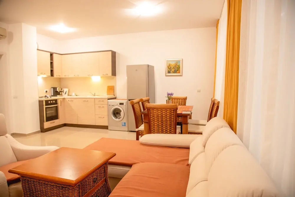 FM Deluxe 2-BDR Apartment with Pool & Sea View in Sun Resort