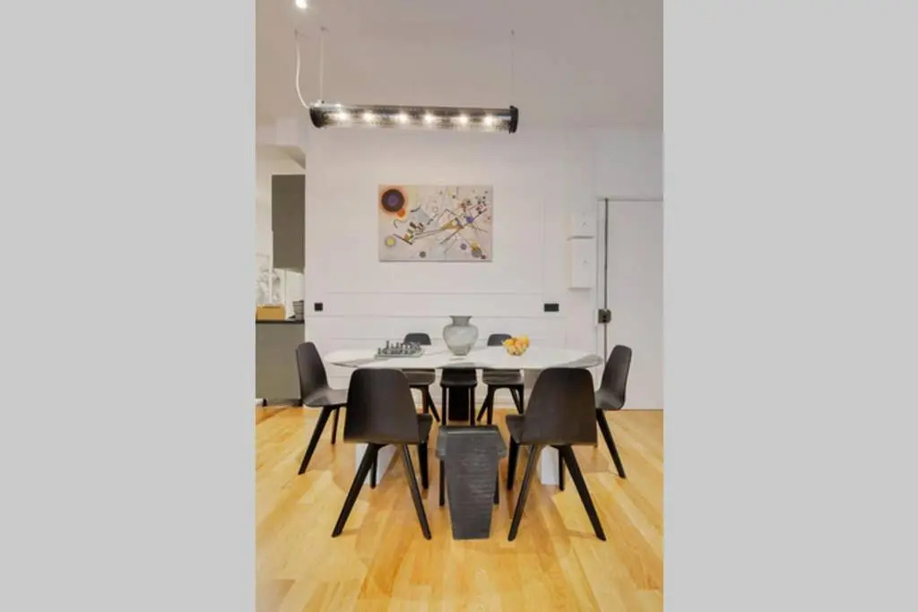 Amazing 10bed in the heart of le marais and suprises...