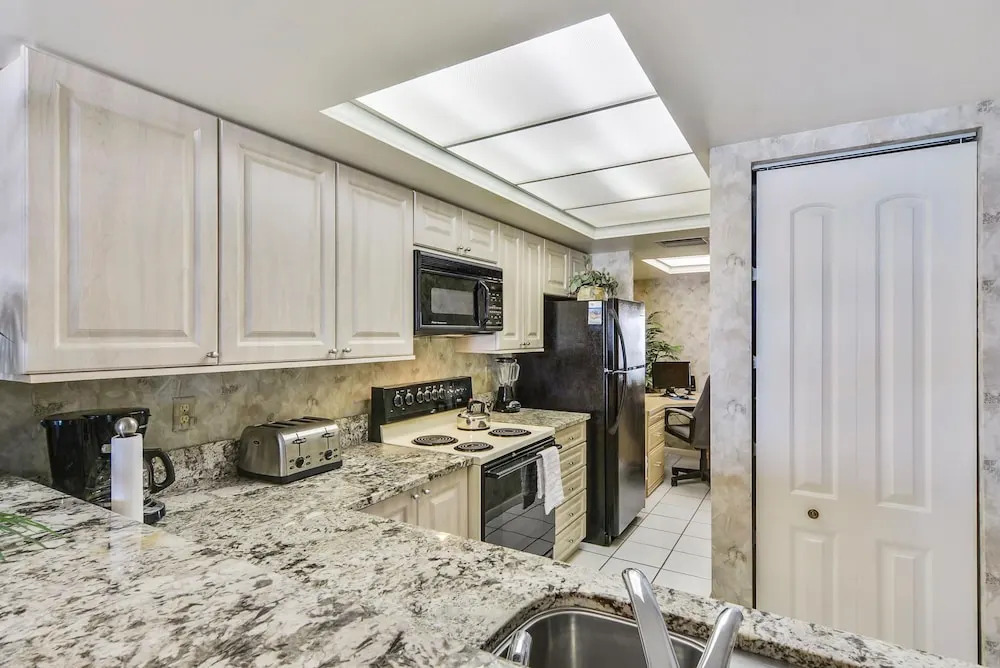 Land's End 404 Building 6 Direct Beachfront Condo/top Floor!