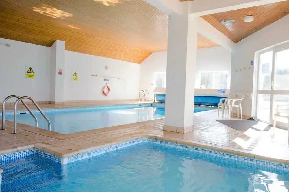 Clifton Court Apt 16 With Heated Pool