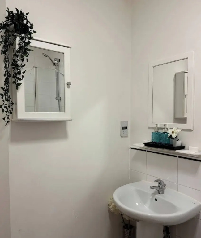 City Centre Apartment - Free Parking - Sleeps 4